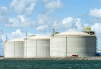 Tanques enormes para GNL ou gás natural líquido, no porto de rotterdam — Fotografia de Stock