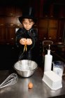 Zauberer kocht in der Küche — Stockfoto