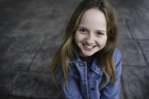 Porträt eines jungen Mädchens, das in die Kamera lächelt — Stockfoto