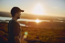 Mann genießt die Aussicht bei Sonnenuntergang, keimiotunturi, Lappland, Finnland — Stockfoto