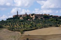 Town on hilltop of Valle D 'Orcia — стоковое фото