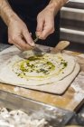 Chef che prepara il pane della pizza in cucina commerciale — Foto stock
