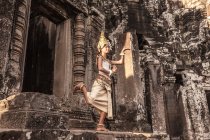 Жіночий танцівник Апсара, що стоїть на одній нозі, храм Байон, Ангкор Том, Камбоджа. — стокове фото