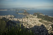 Vista à distância da costa do Rio de Janeiro, Brasil — Fotografia de Stock
