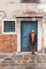 Ritratto di uomo barbuto di mezza età davanti alla vecchia porta, Venezia, Italia — Foto stock