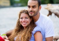 Портрет средней взрослой пары в отпуске — стоковое фото