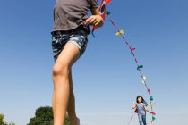 Niños jugando con cometas al aire libre - foto de stock
