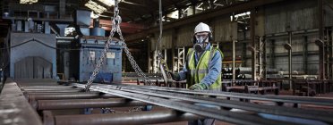 Портрет сталеливарника в промисловому робочому середовищі — стокове фото