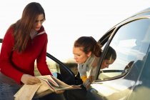 Frauen lesen gemeinsam im Auto Landkarte — Stockfoto