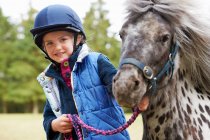 Portrait de fille avec son poney à l'extérieur — Photo de stock
