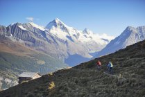 Dos ciclistas de montaña, Valais, Suiza - foto de stock