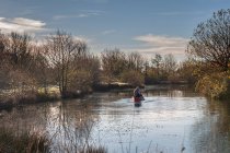 Dos mujeres en canoa en el río - foto de stock