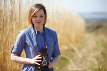 Nahaufnahme Porträt einer jungen Frau mit Kamera — Stockfoto