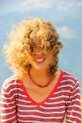 Lächelnde weibliche Haare, die im Wind wehen — Stockfoto