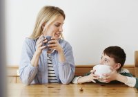 Mother and son having breakfast — Stock Photo