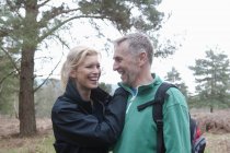 Romantica coppia di escursioni a piedi nel bosco — Foto stock