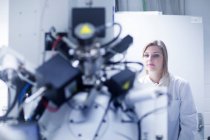 Жінка-вчена з використанням скануючого електронного мікроскопа в лабораторії — стокове фото