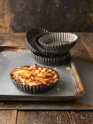 Лоток яблучного пирога з порожніми формами для випічки — стокове фото