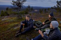 Hikers relaxing with coffee on hilltop, Keimiotunturi, Lapland, Finland — Stock Photo