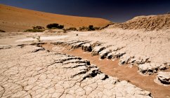 Vue panoramique de la terre fissurée dans un paysage désertique — Photo de stock