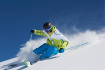 Esquiador masculino descendo a encosta em ação — Fotografia de Stock