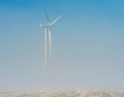 Turbina eolica nel paesaggio innevato — Foto stock