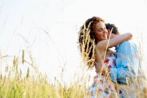 Casal beijando em um campo de trigo — Fotografia de Stock
