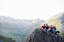 Vier Bergsteiger sitzen auf Felsen — Stockfoto