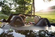 Casal maduro em carro conversível — Fotografia de Stock
