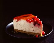 Fetta di cheesecake ai frutti di bosco servita su piatto — Foto stock