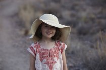 Retrato de menina de chapéu de sol, Almeria, Andaluzia, Espanha — Fotografia de Stock