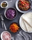 Fajitas de pollo con chile y verduras frescas crudas - foto de stock