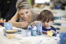 Teacher and toddler playing in art class — Stock Photo