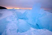 Empilhados gelo quebrado, Lago Baikal, Ilha Olkhon, Sibéria, Rússia — Fotografia de Stock