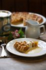 Treacle tart with cream — Stock Photo