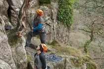 Zwei Bergsteiger schauen nach oben — Stockfoto