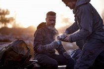 Wanderer gießt Kaffee in Tasse Freunde, sarkitunturi, Lappland, Finnland — Stockfoto