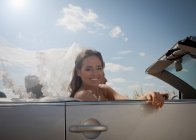 Pareja recién casada conduciendo en convertible - foto de stock