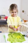 Mädchen spielt zu Hause mit Farbe — Stockfoto