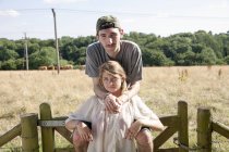 Retrato de jovem casal com campo no fundo — Fotografia de Stock