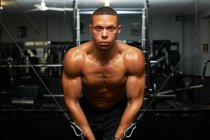 Mitte erwachsener Mann, Gewichte heben, Rückansicht — Stockfoto
