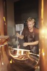 Junger Mann arbeitet in Brauerei-Fabrik — Stockfoto