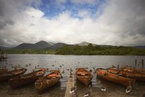 Canoes moored by lake edge, Lake District, Cumbria, UK — Stock Photo