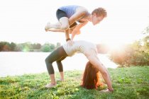 Casal praticando ioga no jardim — Fotografia de Stock