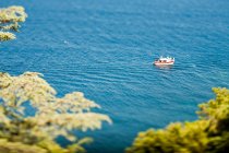 Рибальський човен біля узбережжя — стокове фото