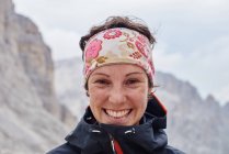 Ritratto di escursionista che guarda la macchina fotografica sorridente, Austria — Foto stock