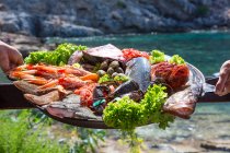 Main de serveuse et serveur avec plateau de fruits de mer frais, Majorque, Espagne — Photo de stock