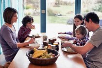 Famiglia che cena insieme a tavola — Foto stock