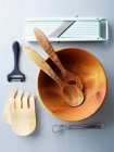 Salatschüssel und Küchenutensilien aus Holz — Stockfoto