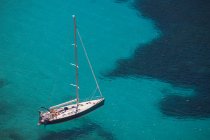 Blick auf die Yacht in türkisfarbenem Meer, Mallorca, Spanien — Stockfoto